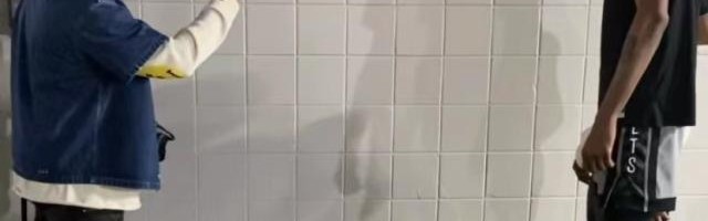 开云中国-【现场】KD生涯新高难阻失利 亚瑟小子更衣室送安慰